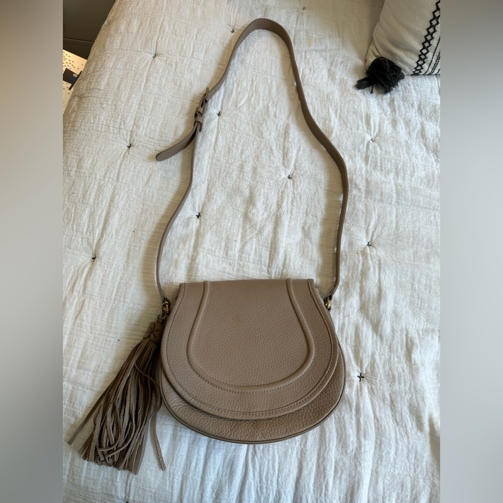 Gigi New York Jenni Saddle Crossbody Bag in Stone/Taupe